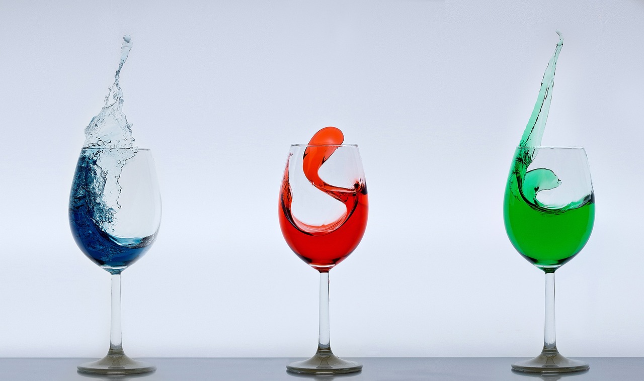 Wine glasses, glass, splash — Highlights on Backpack Gifts